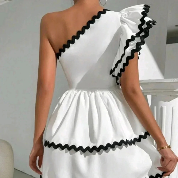 Ladies' One Shoulder Holiday Wave Lace Dress - Picture 5 of 5